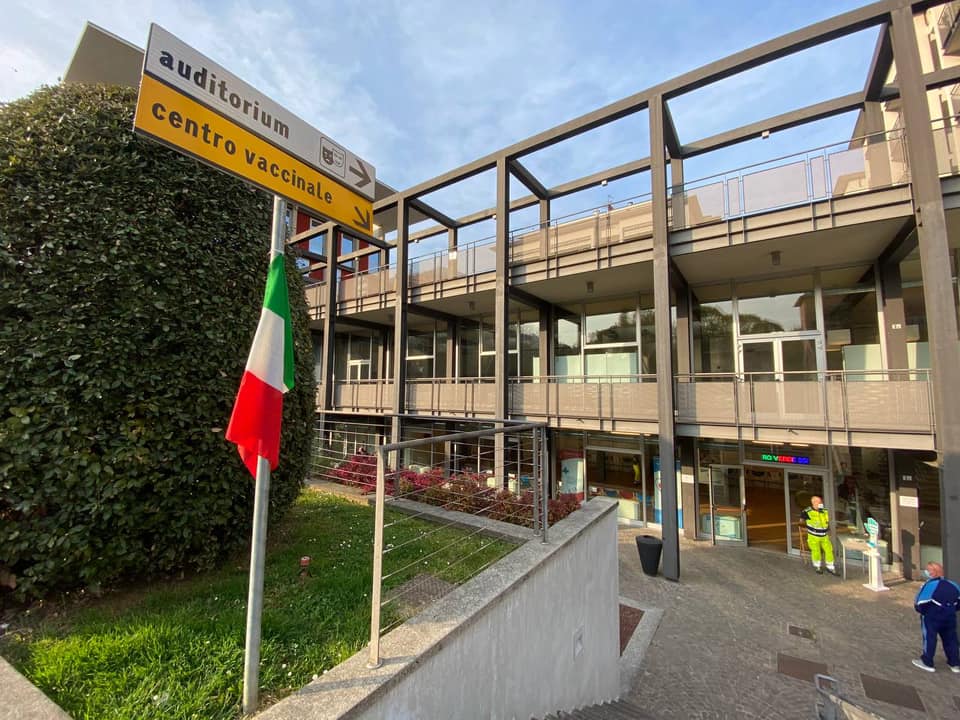 Calo di tensione spegne il frigorifero dell’hub di Albino, mille dosi di vaccino accantonate