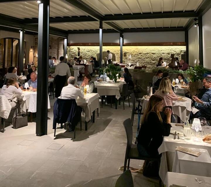 Da martedì 1 giugno si torna nei ristoranti e nei bar anche al chiuso: le regole