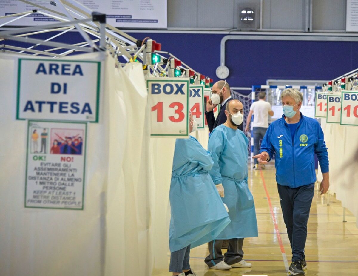 Vaccinazioni anti-Covid, via alle prenotazioni per i fragili della fascia 16-49 anni