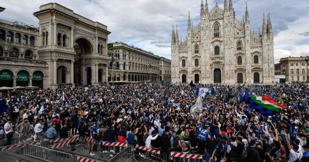 Piazza Duomo invasa dai tifosi dell’Inter, il prof Locatelli: «Dovremmo onorare i morti»