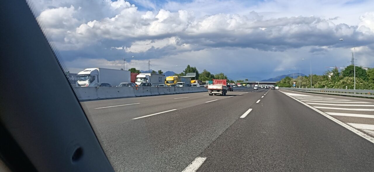 Schianto tra due auto e un tir sull’A4 all’altezza di Capriate: lunghe code e traffico rallentato