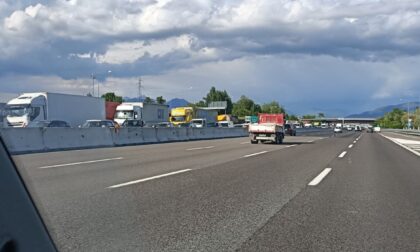 Schianto tra due auto e un tir sull'A4 all'altezza di Capriate: lunghe code e traffico rallentato