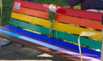 Il consigliere leghista Bianchi contro la panchina arcobaleno: «Il Comune la rimuova»