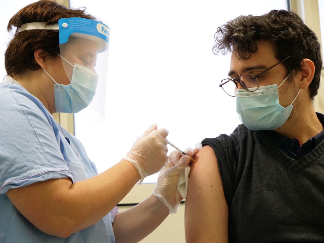 Vaccino anti-Covid, in poche ore sono già 221 mila i trentenni che hanno prenotato