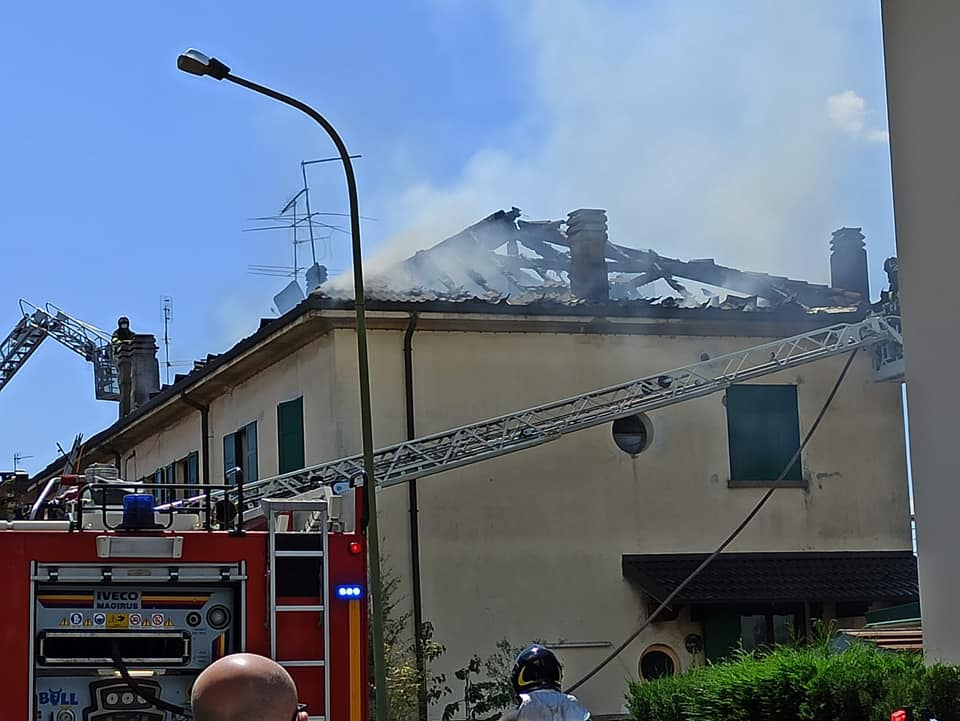 Incendio alla Bagina, a Dalmine: distrutto il tetto di una palazzina, ma nessun ferito