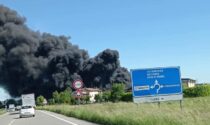 Incendio nella zona industriale di Bagnatica: colonna di fumo visibile da chilometri