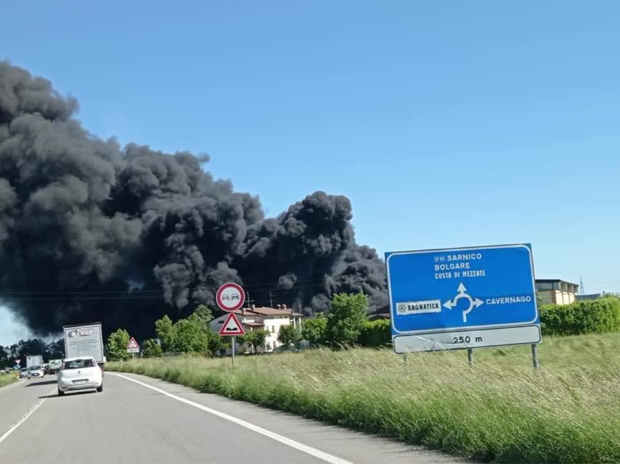 Incendio nella zona industriale di Bagnatica: colonna di fumo visibile da chilometri