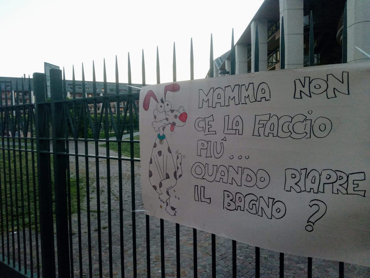 Parco del Triangolo chiuso, la minaccia: portare i cani a fare pipì davanti al Comune