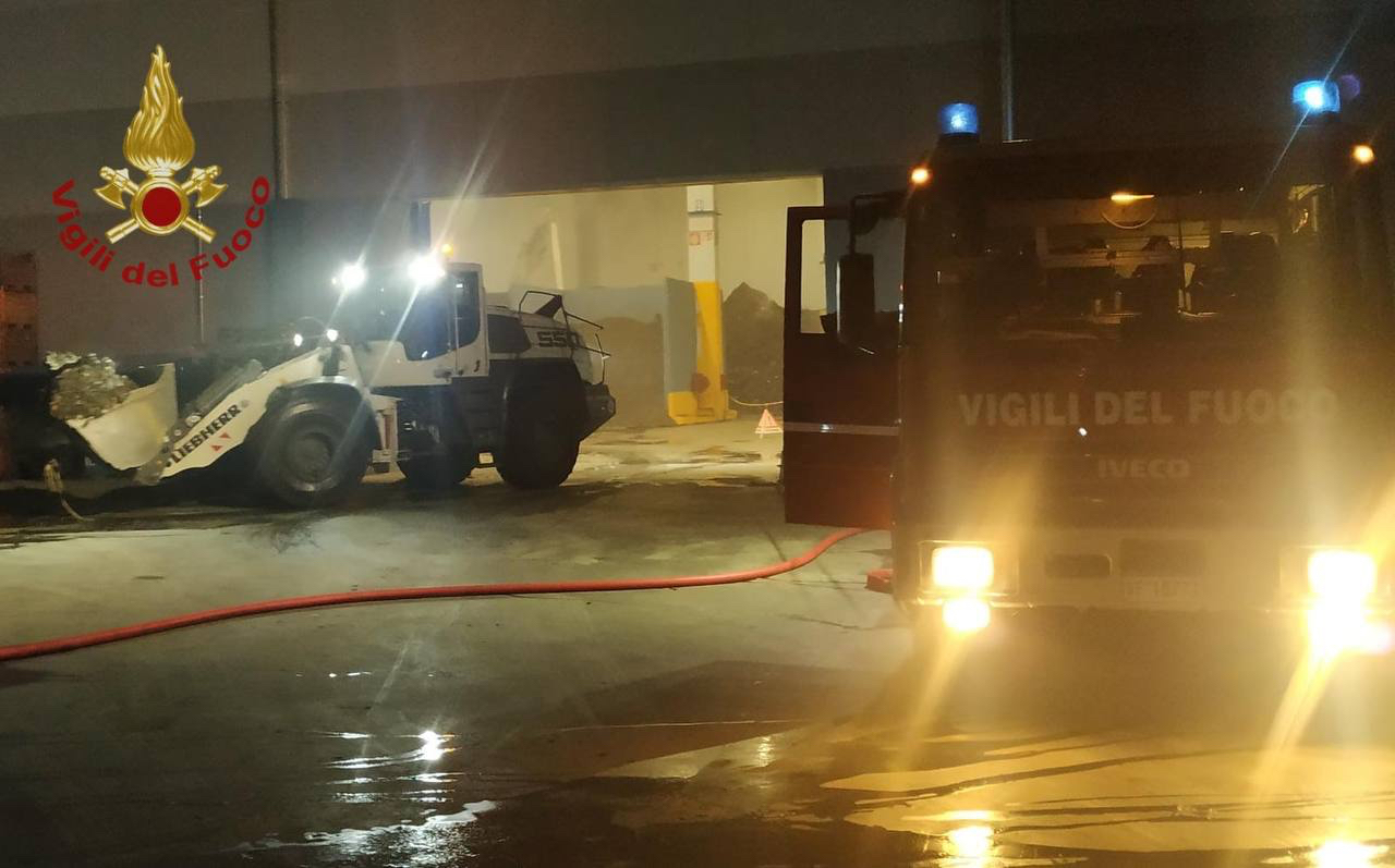 Incendio alle prime ore del mattino in un deposito di materiali di Calusco, sul posto i vigili del fuoco