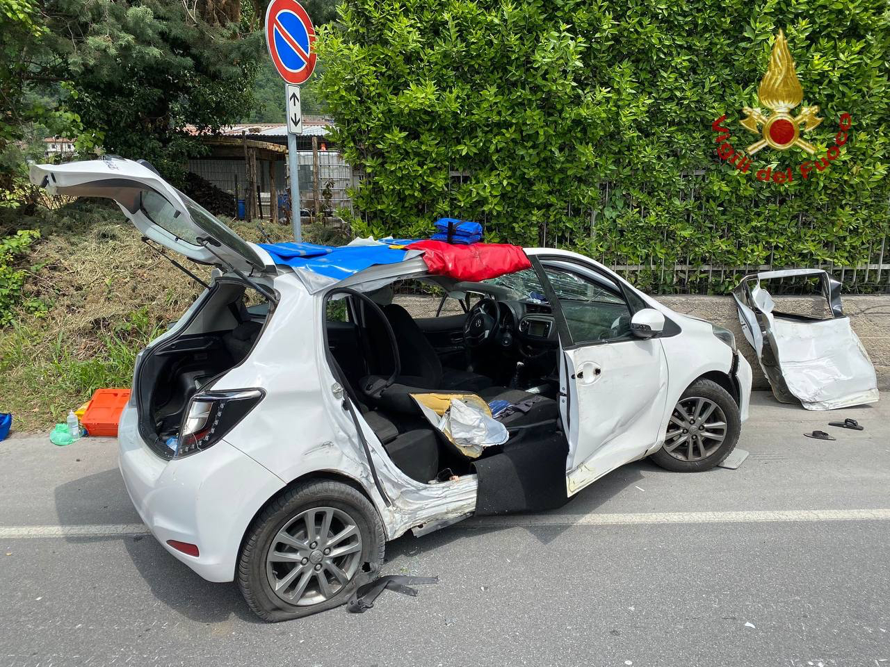 Frontale tra automobile e camion: gravi quattro persone, feriti anche due bambini