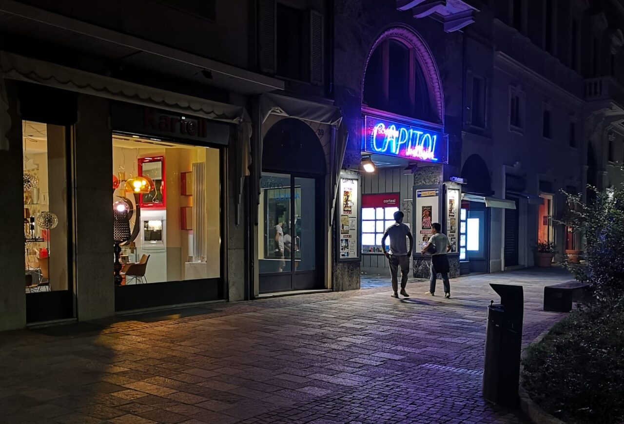 Una bella notizia: in sala si sono riabbassate le luci. Buona ripartenza per i cinema