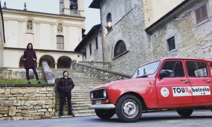 Sebastian e Yasmine, due tipi on the road: da Bergamo alla Siberia su una Renault R4