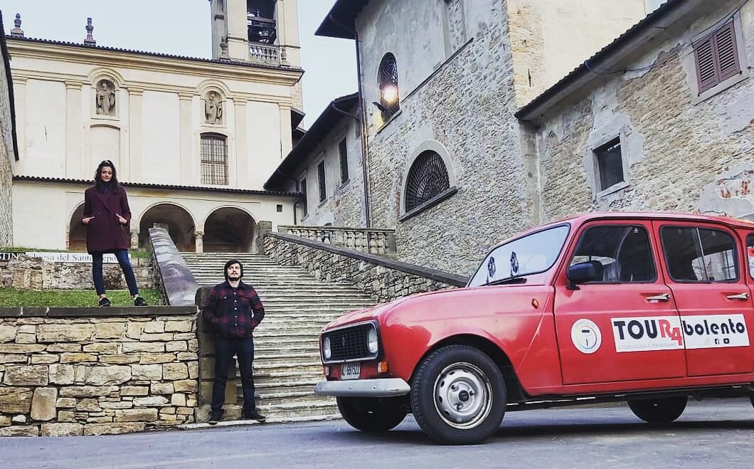 Sebastian e Yasmine, due tipi on the road: da Bergamo alla Siberia su una Renault R4