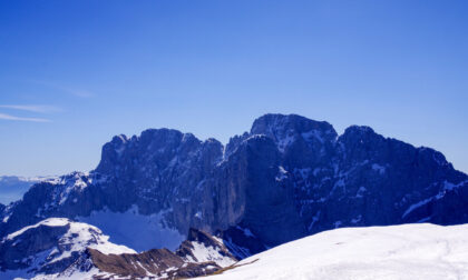 Verso la vetta del monte Ferrante, sulle tracce dell'ultima neve con vista Presolana