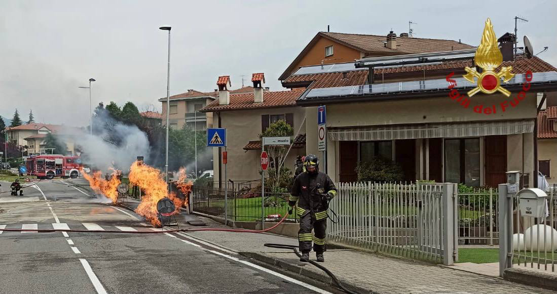 Almenno San Bartolomeo, trivella rompe i tubi del gas e innesca un incendio