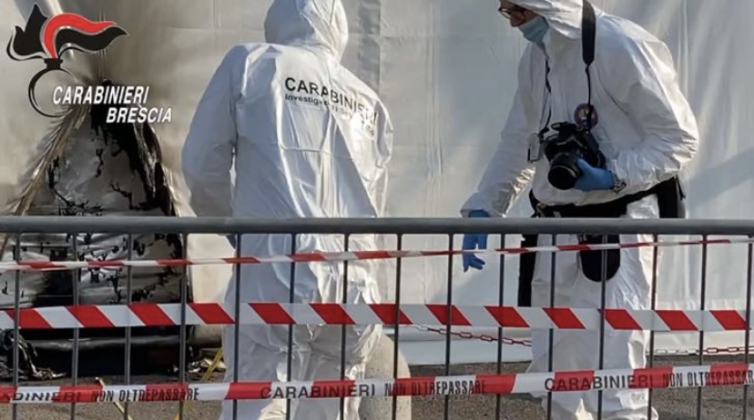 Molotov contro il centro vaccinale di Brescia, adesso i due no vax chiedono scusa