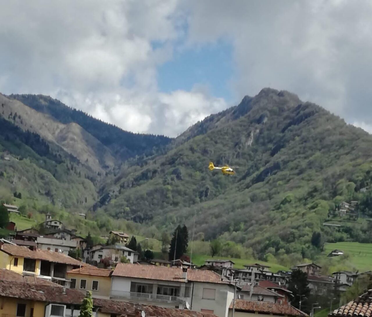 Ambulanze ed elisoccorso a Gandino: doppio malore nel centro storico