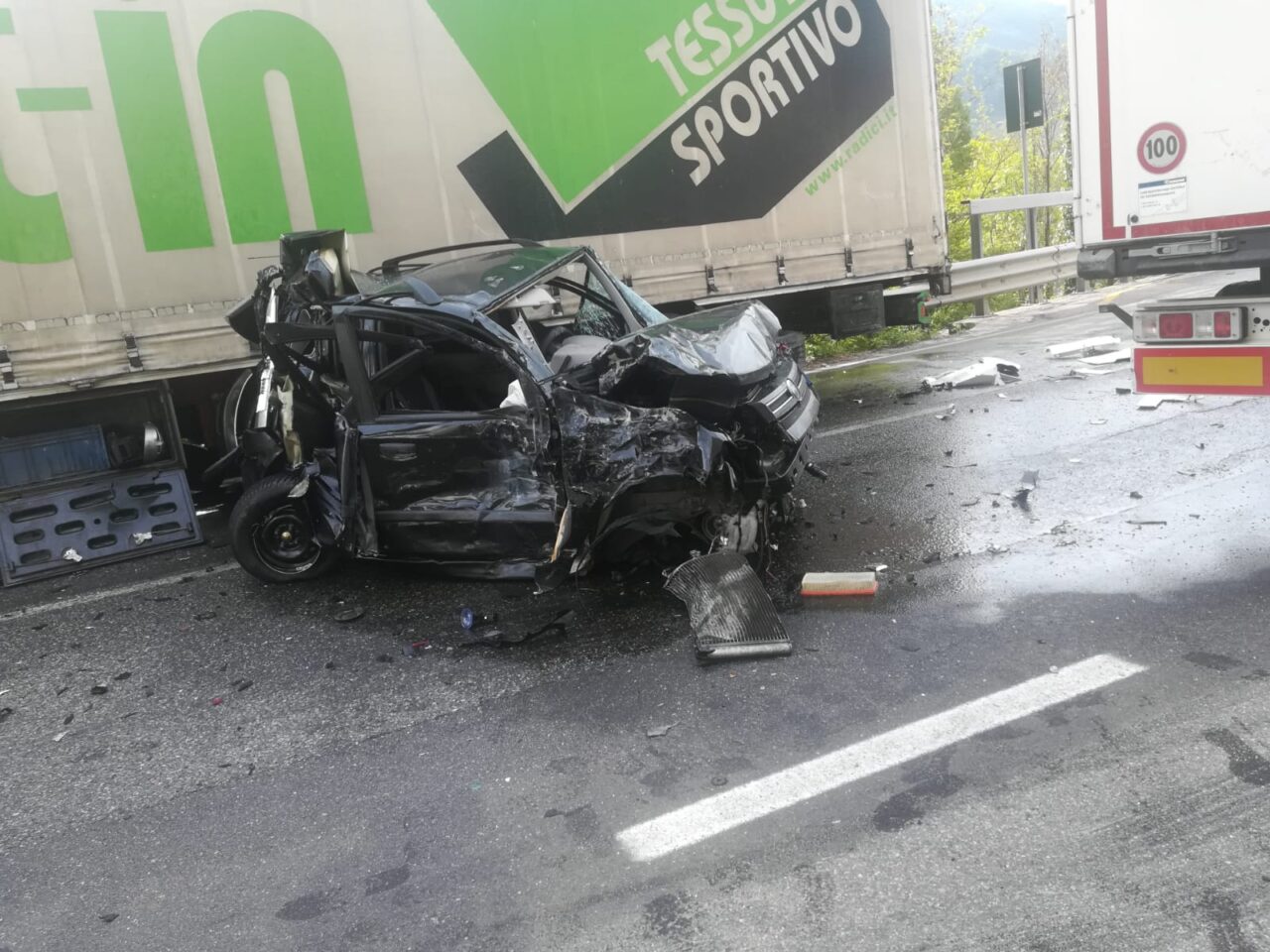 Auto contro camion sulla provinciale della Val Seriana, ad Albino: traffico in tilt