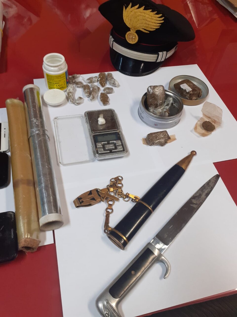 Addosso ha droga e un coltello lungo 30 centimetri: in manette pregiudicato di 41 anni