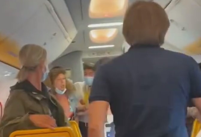 Paura e delirio a Orio al Serio: passeggera insulta e alza le mani a bordo dell’aereo