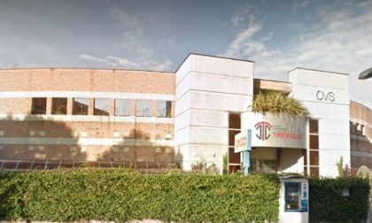 Coppia (con sette cani) aggredisce guardia giurata all’Ipercoop, arrestati