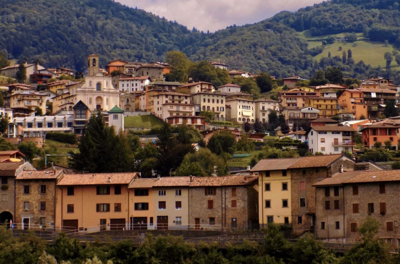 «La materna non chiude»: l’appello dei genitori di Peia per la pace fra sindaco e parroco