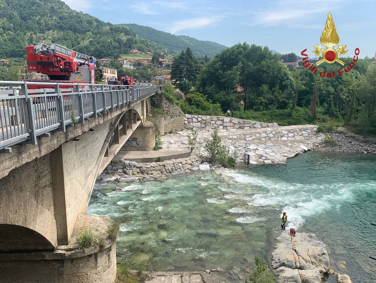Il video del pescatore salvato nel Brembo: gli stivali si erano riempiti di acqua e lui era bloccato