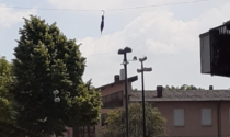 Su piazza San Lorenzo, ad Arzago, c’è un ombrello sospeso (Mary Poppins?)