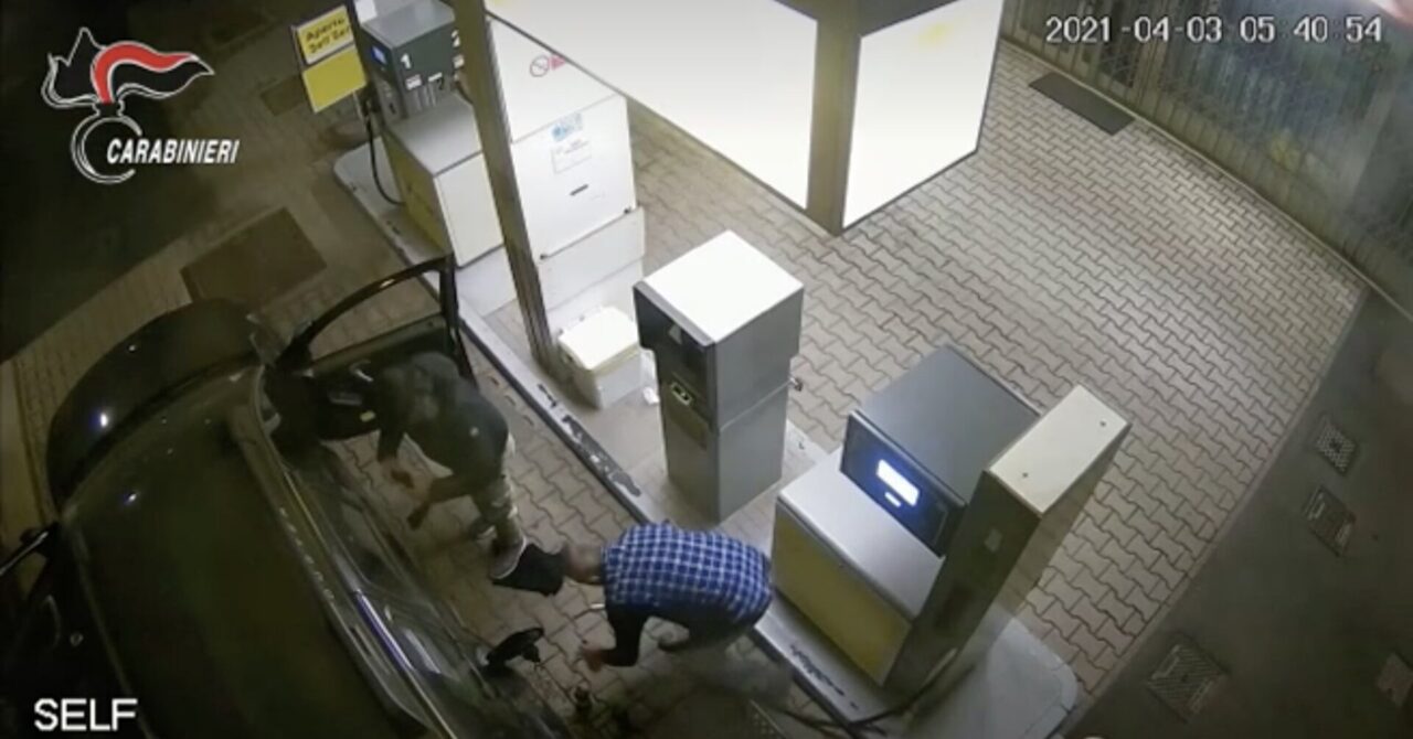 Molotov contro il centro vaccinale di Brescia: in carcere due no vax accusati di terrorismo