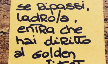 Furto in centro, messaggio ironico del negozio al ladro: «Se ripassi hai diritto al Golden Ticket»