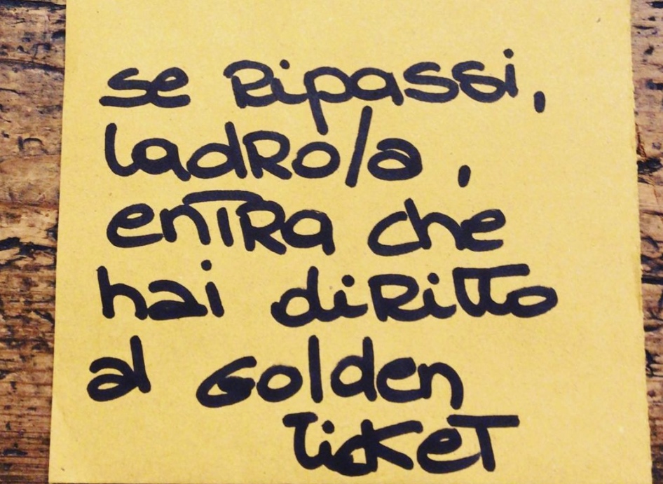 Furto in centro, messaggio ironico del negozio al ladro: «Se ripassi hai diritto al Golden Ticket»