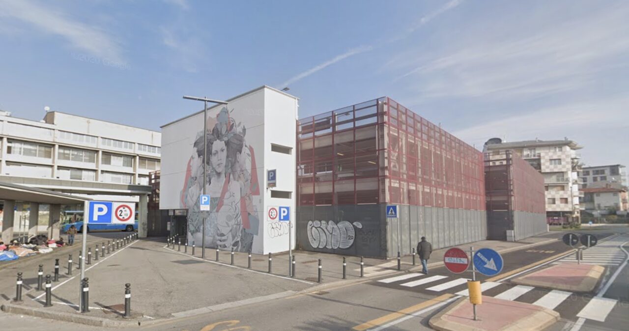 La sosta nel parcheggio di via Bono da oggi si paga con il Telepass, evitando le code