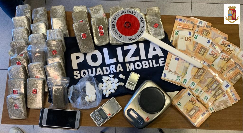 In casa nasconde oltre 3 chilogrammi di droga e 26 mila euro: in carcere un 32enne