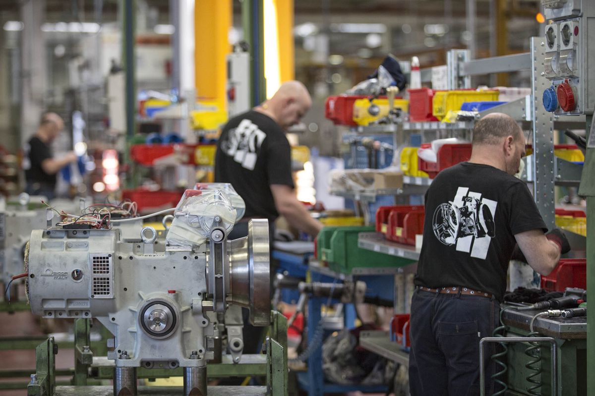 Crescono gli investimenti, ma le chiusure limitano la ripresa di commercio e servizi