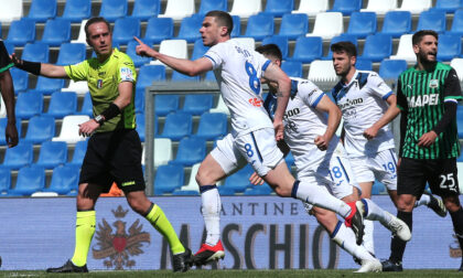 L'Atalanta in dieci pareggia col Sassuolo (1-1), sbaglia un rigore, ma resta seconda