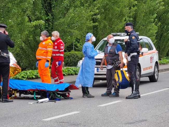 Madre con i due figli investiti (il bimbo è gravissimo): falsa la storia dell’auto pirata