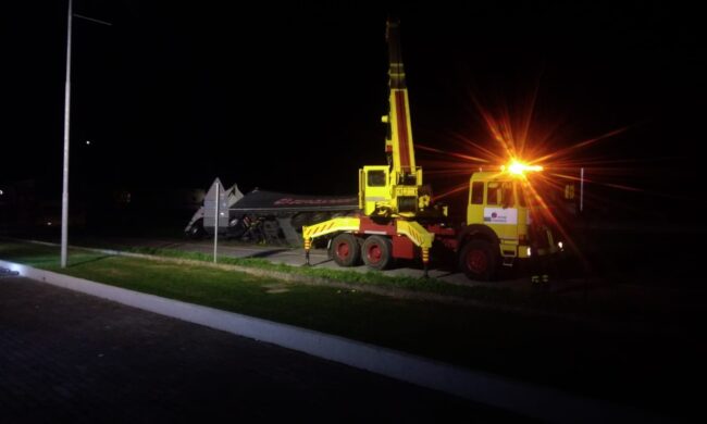 Mezzo pesante esce di strada e di ribalta: perso sulla carreggiata carico di sostanze tossiche