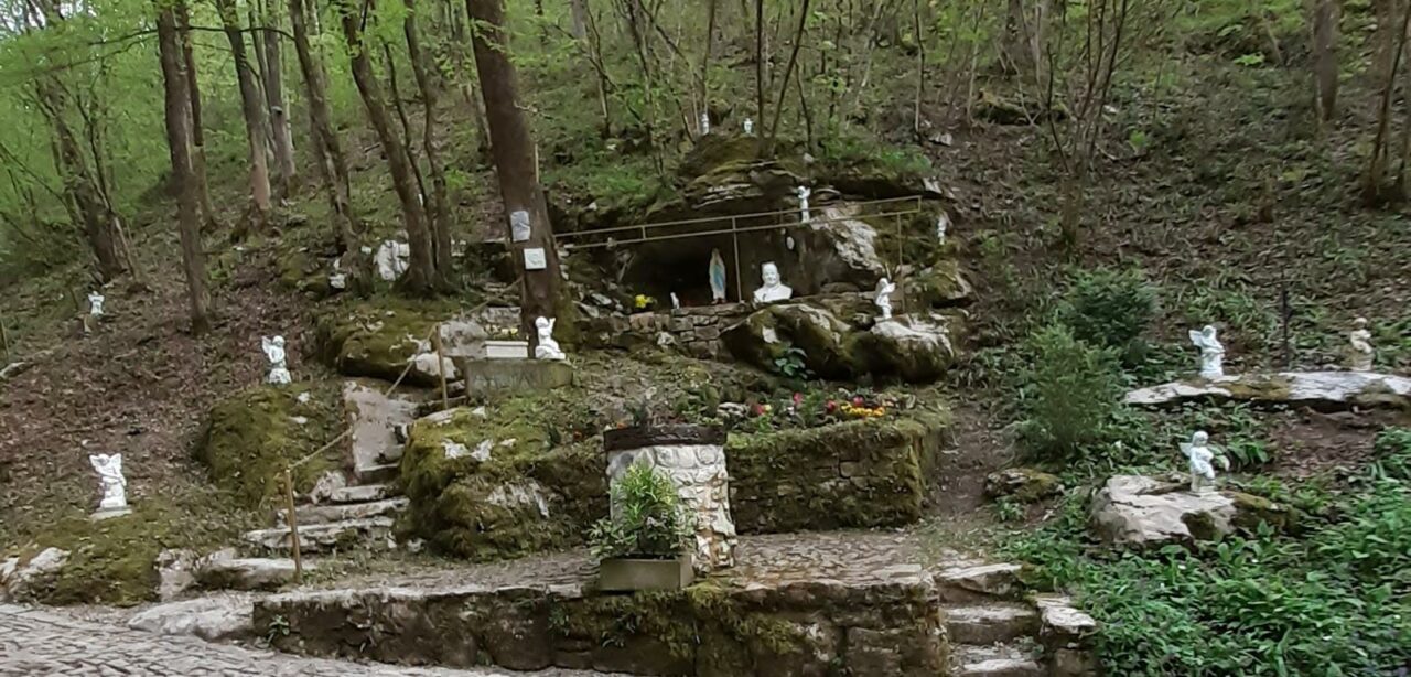 L’uomo che, giorno dopo giorno, ha costruito una piccola Lourdes nella valle del Giongo