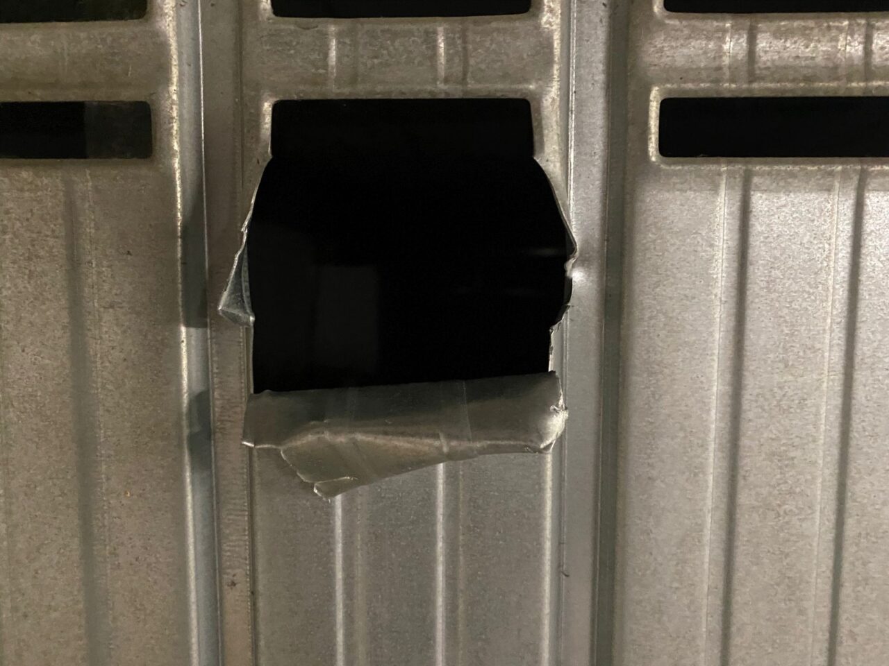 Raffica di furti nei box di Mozzo, saracinesche aperte «come scatole di tonno»