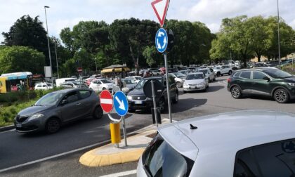 C'è un traffico bestiale, a Bergamo quartieri assediati. E i cantieri in corso non aiutano