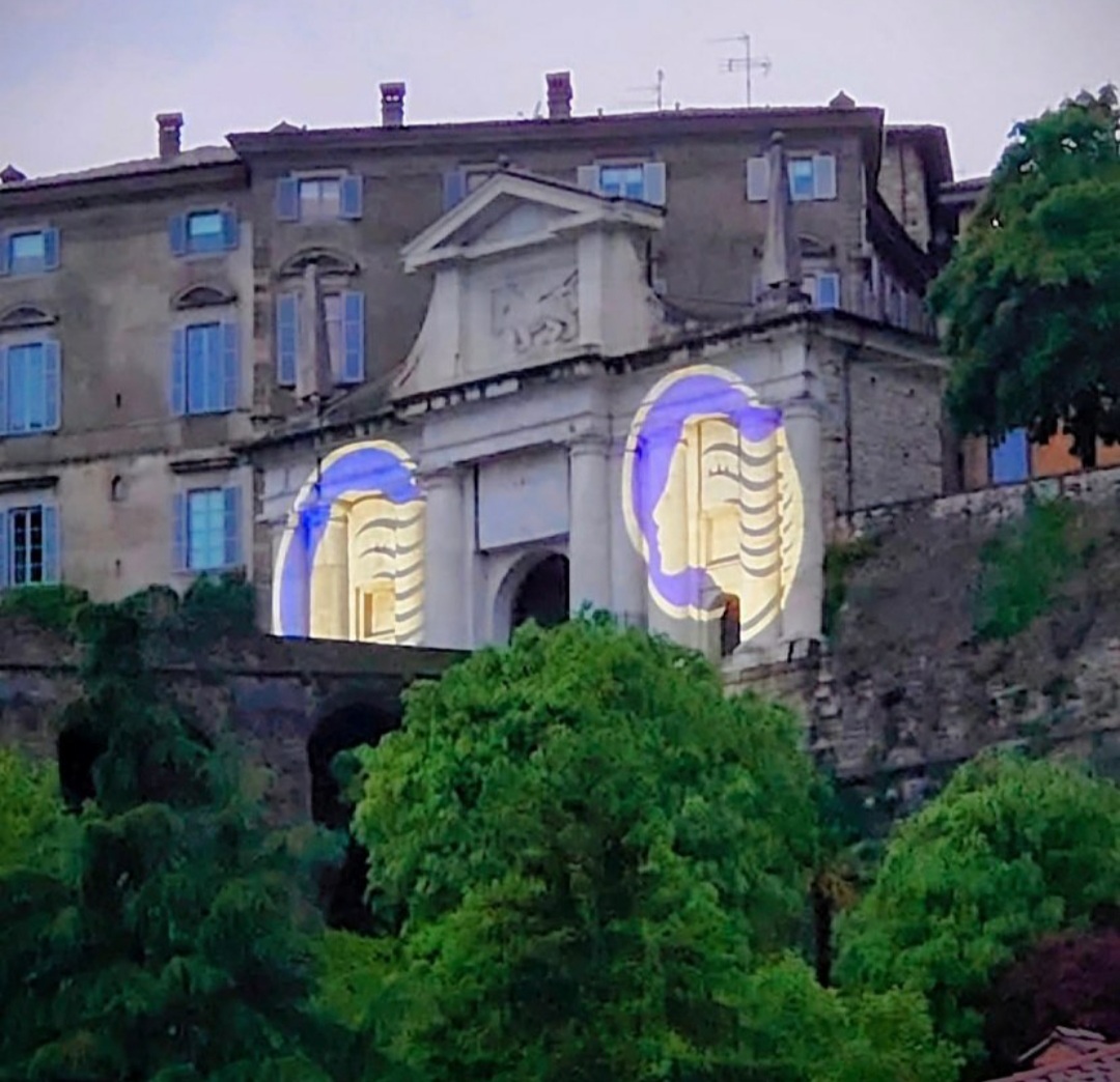 Le foto di Porta San Giacomo colorata di nerazzurro in vista della finale di Coppa Italia