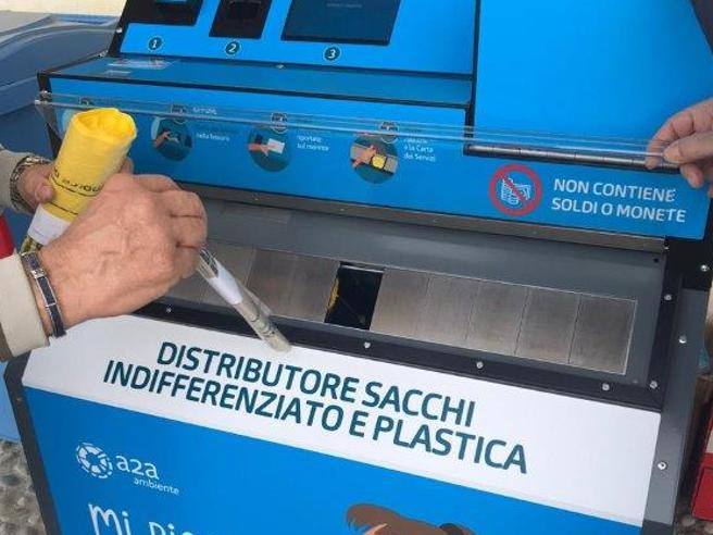Rinforzati i sacchi della raccolta rifiuti, dopo la pioggia di lamentele