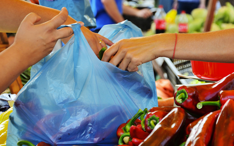 Usa un sacchetto di plastica invece di quelli biodegradabili: 5 mila euro di multa a un ambulante