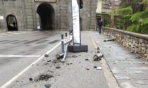 Abbatte tre piloni e un cartello in Porta Sant'Agostino, poi fugge