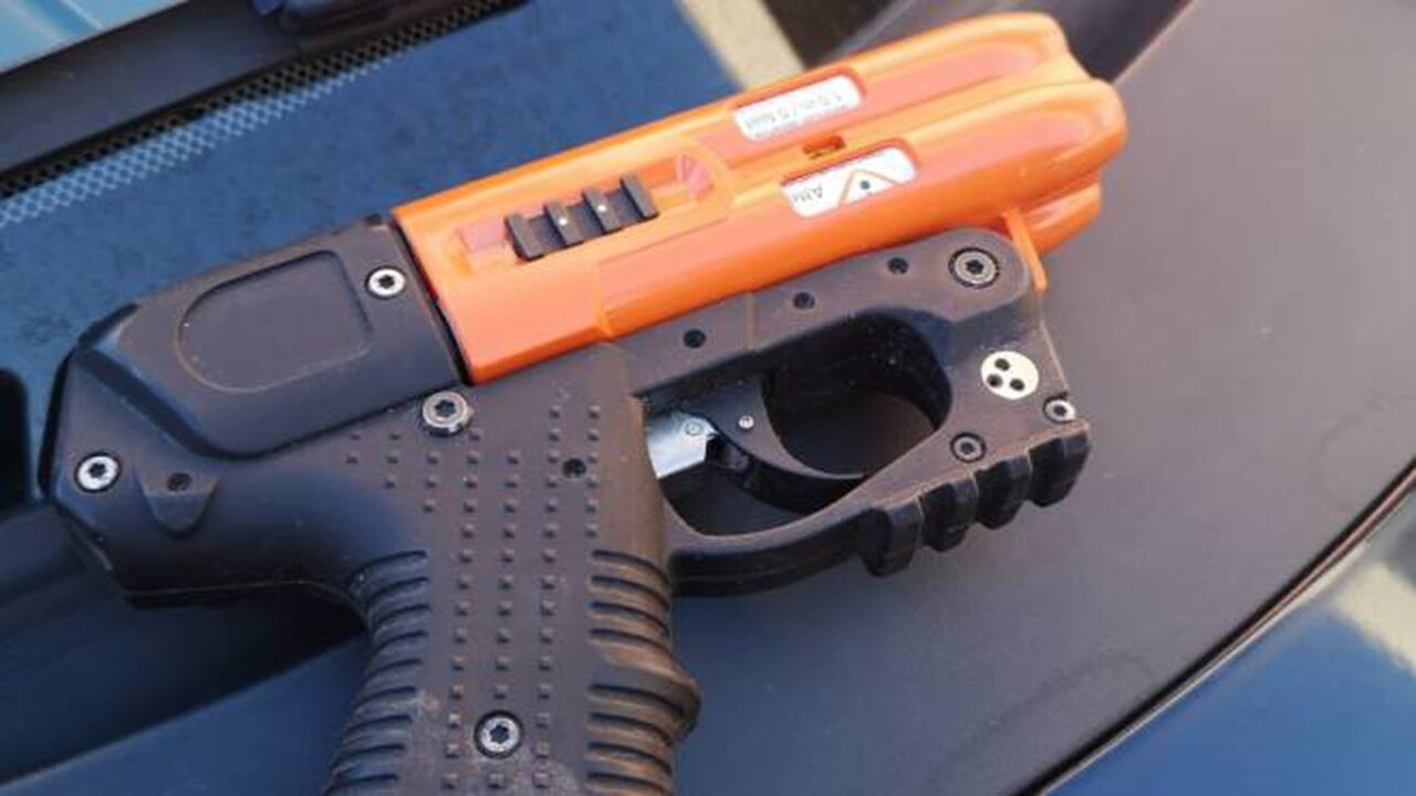 Lombardia, nuove “armi” per la Polizia locale: pistole al peperoncino e termoscanner