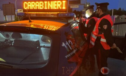 A bordo di uno scooter con un monopattino, entrambi rubati: denunciato un 22enne