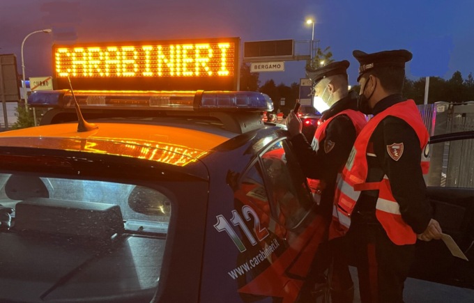 Nembro, migliorano i carabinieri accoltellati alla fermata del tram
