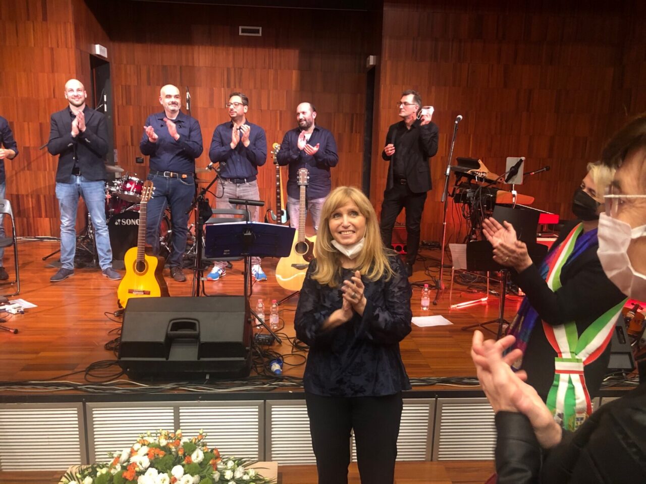 Inaugurato a Curno l’Auditorium De Andrè, con Dori Ghezzi e (finalmente) musica dal vivo