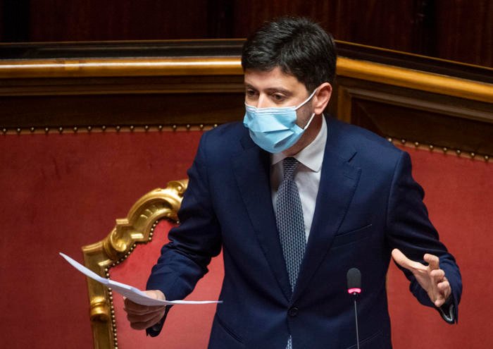 Vaccino Pfizer ai ragazzi tra i 12 e i 15 anni, il 28 maggio il via libera dall’Europa