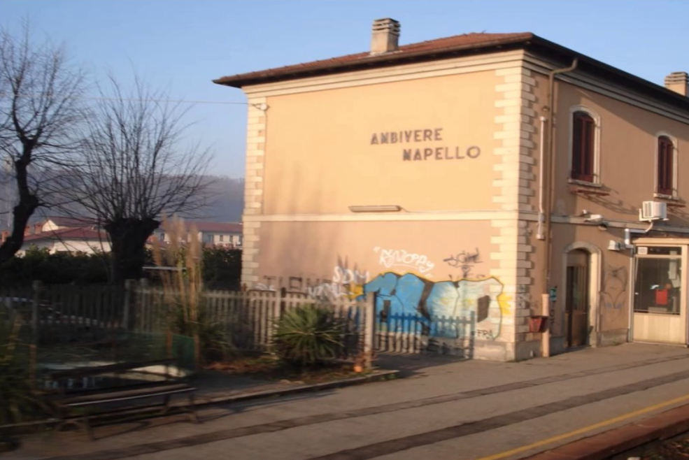Si schianta contro le porte chiuse di un treno in partenza alla stazione di Ambivere